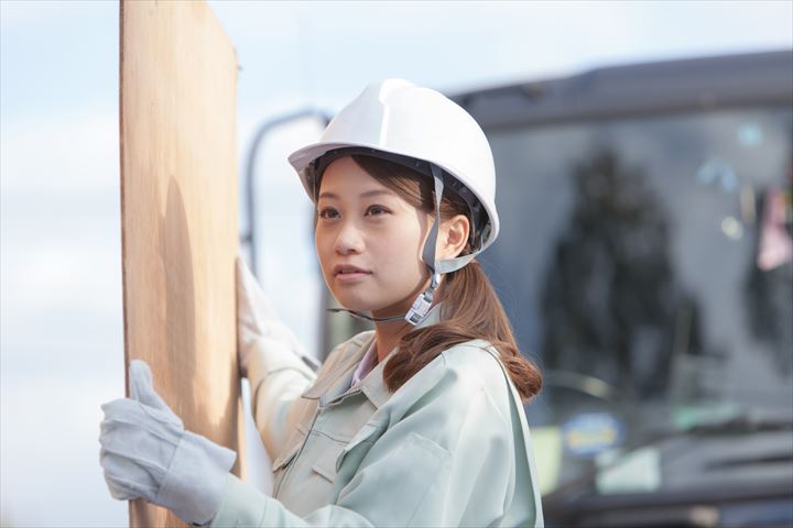 《知多郡東浦町》週払いOK・大型車での建築資材の横持ち配送ドライバー！（土日祝休み・日勤）