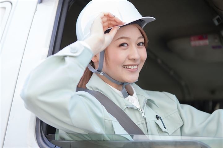 《東大阪市》週払いOK・3ｔウイング車での企業向け住宅資材などの集配ドライバー！（土日祝休み・日勤）