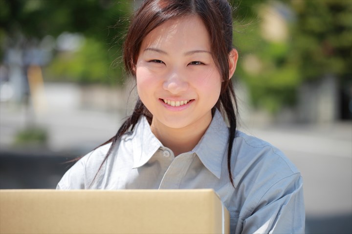 《横浜市瀬谷区》週払いOK・4ｔ車でのスーパーへの青果の配送ドライバー！（Web面接OK・高時給）