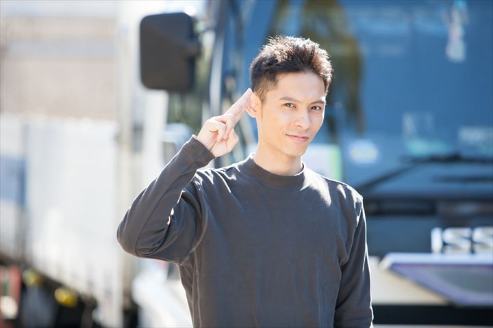 《伊勢崎市》週払いOK・4ｔ車での食品や日用品のコンビニ配送ドライバー！（Web面接OK・高収入）