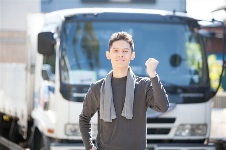 《横浜市瀬谷区》週払いOK・4ｔロング車でのセンターや店舗等から家電の集配ドライバー！（年末までの短期・高収入）