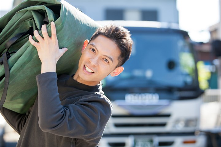 《長浜市》週払いOK・1BOX～2ｔ車でのタイヤの入出庫及び配送ドライバー！（12月28日迄の短期・AT限定OK）