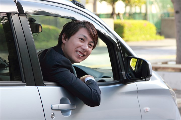 《岡山市北区》週払いOK・普通車での営業の運転代行スタッフ！（普通免許・シニア活躍）