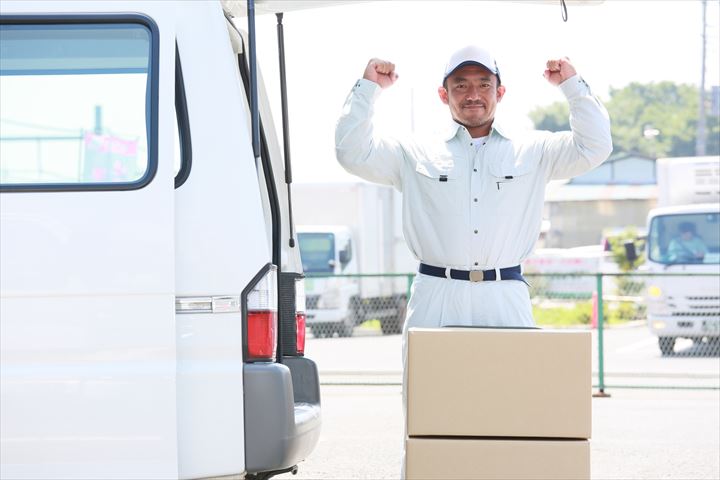 《名古屋市中区》週払いOK・普通車でのホテルやレストランへのクリーニング品の集配ドライバー！（Web面接OK・短時間8:00～13:00）