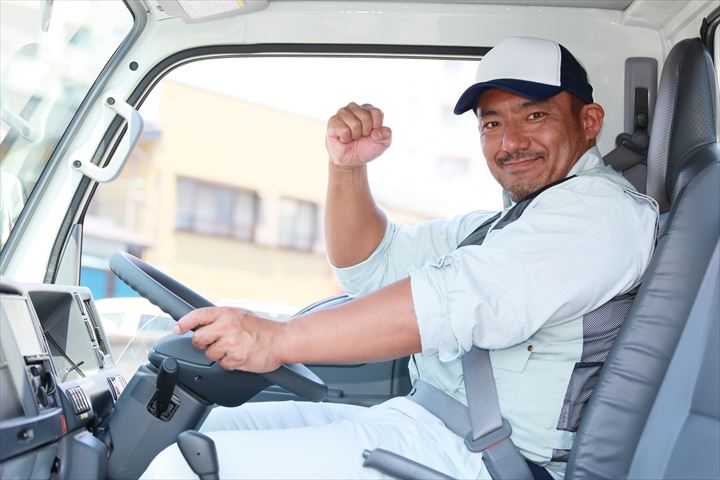 《本庄市》週払いOK・2ｔ車での建築現場などへのキッチンやタイヤの配送ドライバー！（Web面接OK・高収入）