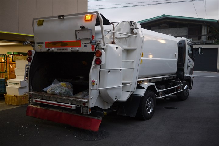 《足立区》週払いOK・3ｔパッカー車での事業系廃棄品の回収ドライバー！（Web面接OK・超高収入）