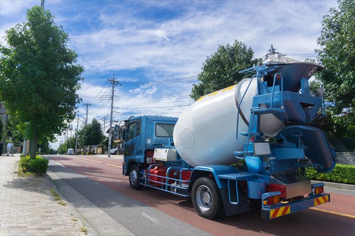 《春日井市》週払いOK・大型ミキサー車での住宅現場への生コンの配送ドライバー！（Web面接OK・超高時給）