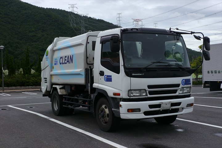 《足立区》週払いOK・2ｔパッカー車での企業から出る段ボールなどの回収ドライバー！（高時給・週休2日）