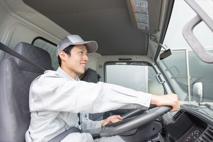 《茨木市》週払いOK・大型車でのチルド食品などの店舗配送ドライバー！（Web面接OK・業務延長ほぼ無し）