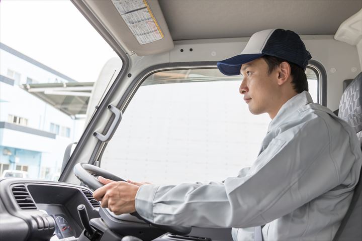 《周南市》週払いOK・4ｔ車での企業向け一般貨物の集配ドライバー！（土日祝休み・日勤）