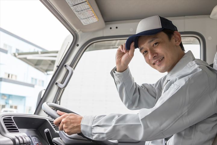 《四日市市》週払いOK・2ｔ車でのカーショップ等へタイヤの配送ドライバー！（週休2日・日勤）