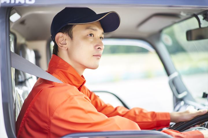 《名古屋市中村区》週払いOK・2ｔ車でのセンターや店舗への3温帯食品の配送ドライバー！（Web面接OK・週払いOK）