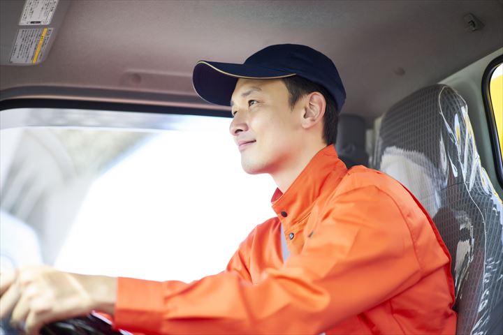 《門真市》週払いOK・大型車での日用品や雑貨等のセンター間配送ドライバー！（Web面接OK・シニアOK）