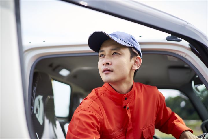 《新宿区》週払いOK・2ｔ平車での高圧ガスの配送ドライバー！（超高時給・土日祝休み）