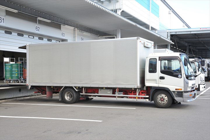 《伊勢原市》週払いOK・大型車での大手ネット通販商品のセンター間配送ドライバー！（週休2日・高時給）