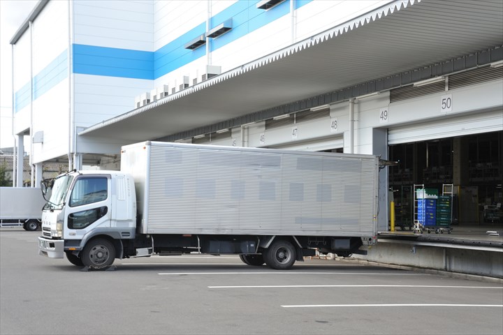 《東大和市》週払いOK・大型車でのセンターへの冷蔵品の配送ドライバー！（Web面接OK・高収入）