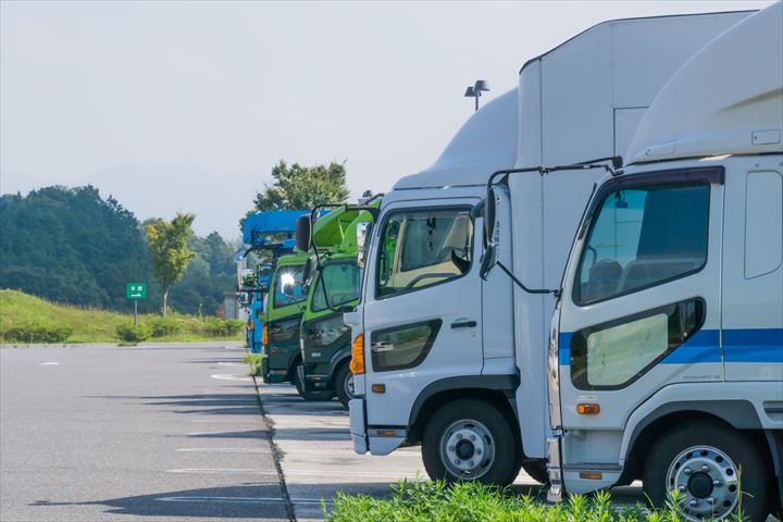 《京田辺市》週払いOK・3ｔ車での施設への食材の配送ドライバー！（Web面接OK・週休2日）