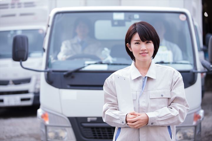 《横浜市金沢区》週払いOK・4ｔ車での企業向け一般貨物の集配ドライバー（高時給・安定就業）