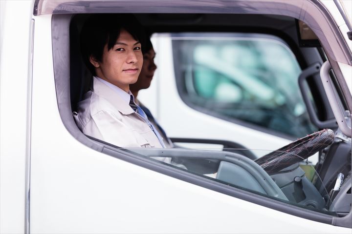 《目黒区》週払いOK・1ｔ車での住宅設備品などの配送ドライバー！（Web面接OK・土日休み）