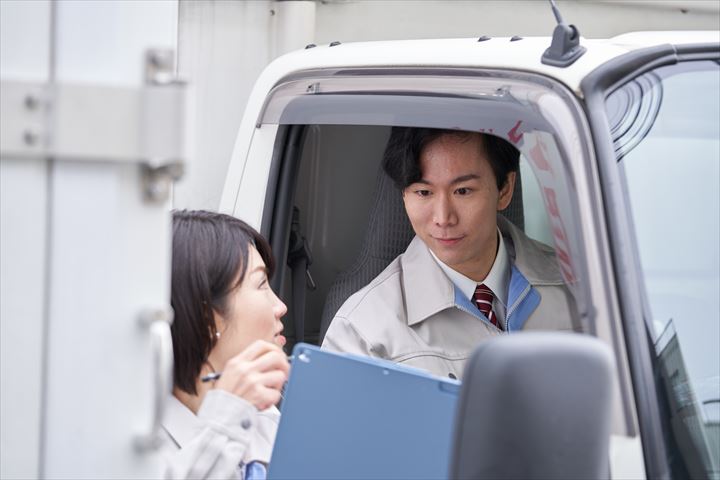 《江東区》週払いOK・4ｔ車での医療品と空カゴ台車輸送ドライバー！（高収入・土日祝休み）