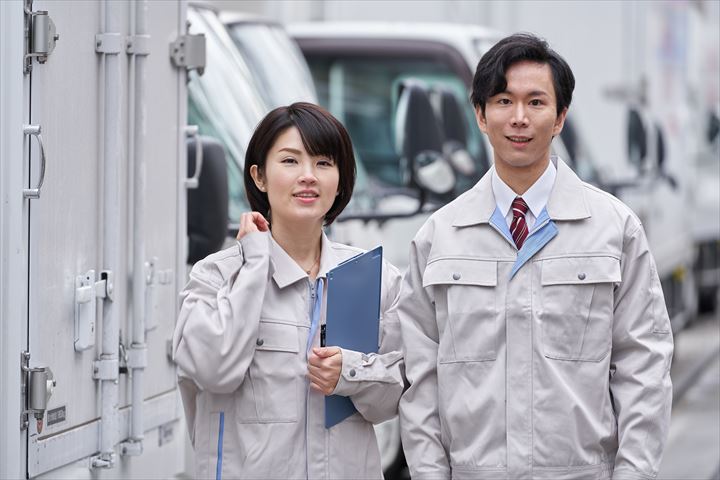 《神戸市西区》週払いOK・2ｔ車での3温帯食品の店舗配送ドライバー！（土日休み・日勤帯）