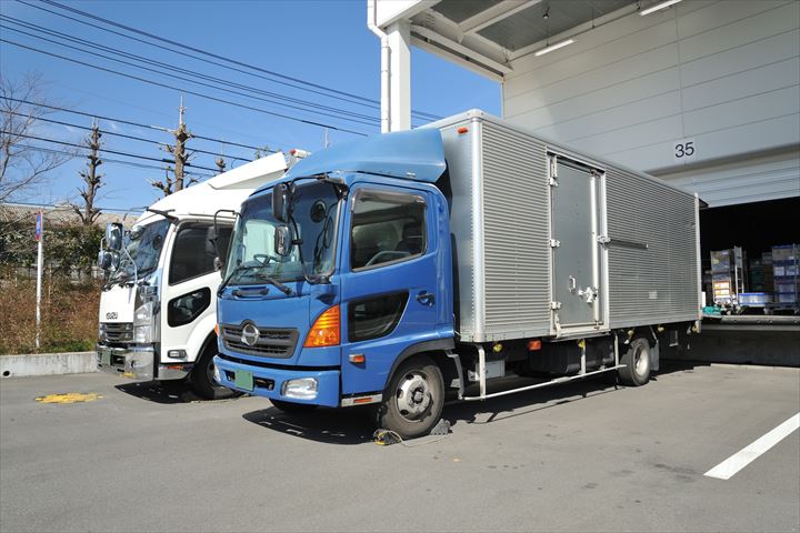 《京都市南区》週払いOK・4ｔ車での企業向け一般貨物の集配ドライバー！（Web面接OK・土日祝休み）