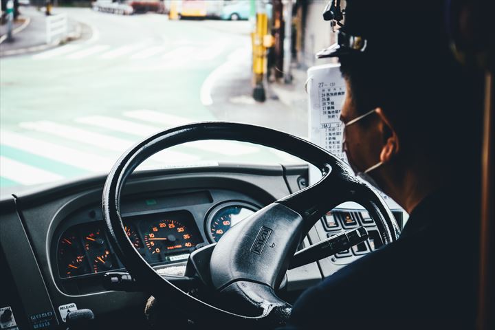 《豊田市》週払いOK・大型バスでの従業員の送迎ドライバー！（Web面接OK・土日休み）