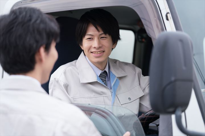 《八幡市》週払いOK・4ｔ車でのチルド品の店舗配送ドライバー！（Web面接OK・高収入）