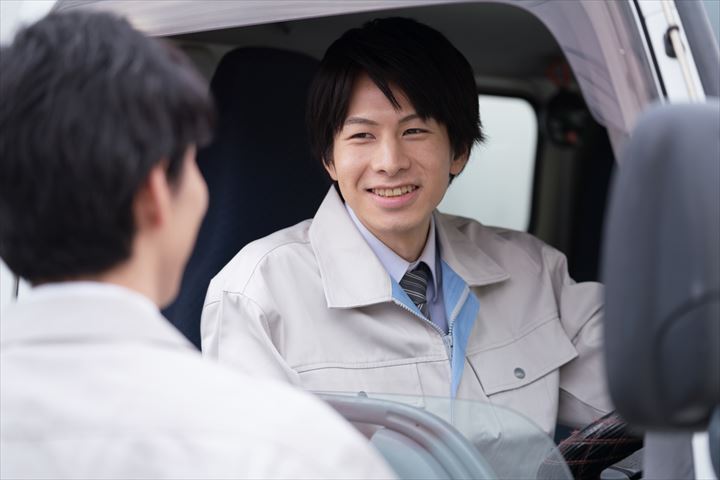 《横浜市旭区》週払いOK・4ｔ車での企業などへの一般貨物の配送ドライバー！（Web面接OK・高時給）