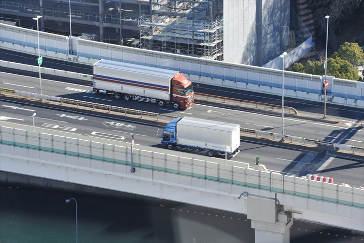 《入間市》週払いOK・大型車でのセンターや工場への建築資材の配送ドライバー！（Web面接OK・高時給）