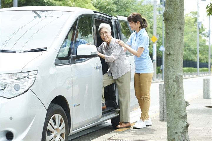 《町田市》週払いOK・普通車でのデイサービス利用者の送迎ドライバー！（Web面接OK・高時給）