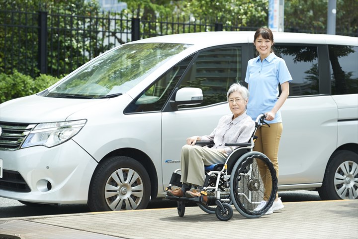 《横浜市泉区》週払いOK・1BOXでのデイサービス利用者の送迎ドライバー！（高時給・AT限定）