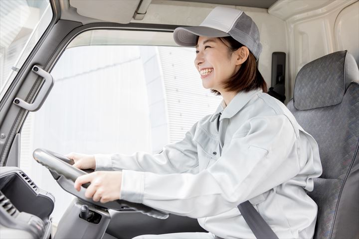 《津市》週払いOK・4ｔウイング車での常温商品の店舗配送ドライバー！（夜勤・週5～6）