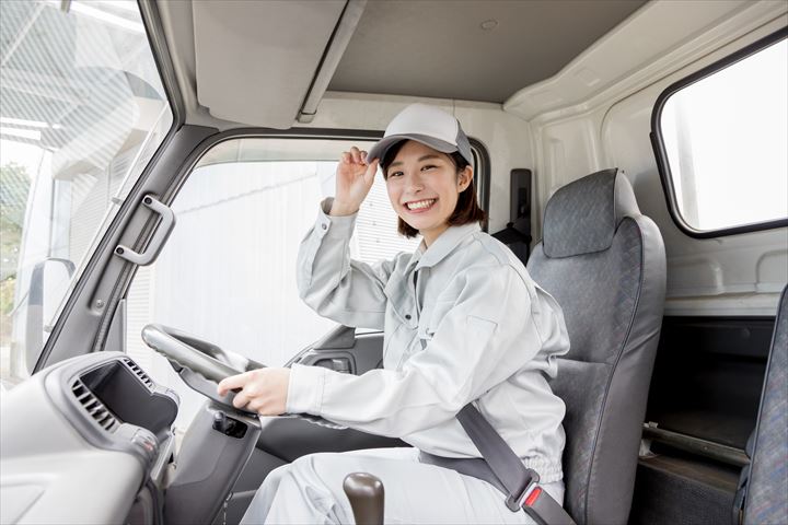 《狭山市》週払いOK・3ｔ車での飲料やお弁当の店舗配送ドライバー！（Web面接OK・短時間20:00～1:00）