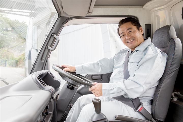 《川崎市幸区》週払いOK・4ｔ車での一般貨物のセンター間配送ドライバー！（Web面接OK・高収入）