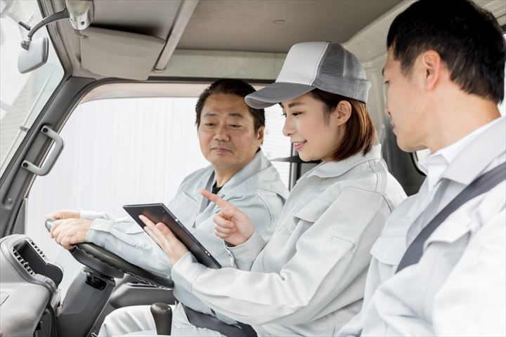 《揖保郡太子町》週払いOK・4ｔ車での企業へ紙製品の配送ドライバー！（Web面接OK・土日祝休み）