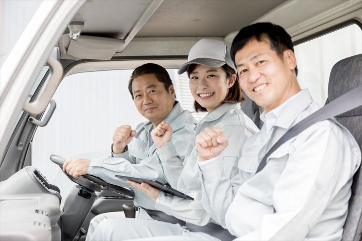 《江東区》週払いOK・2ｔ車での量販店へのアパレル商品の配送ドライバー！（土日祝休み・高収入）