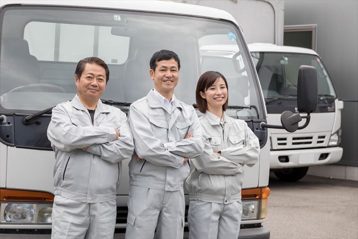 《墨田区》週払いOK・4ｔ車での企業への古紙全般の回収ドライバー！（高時給・時間外勤務ほぼ無し）