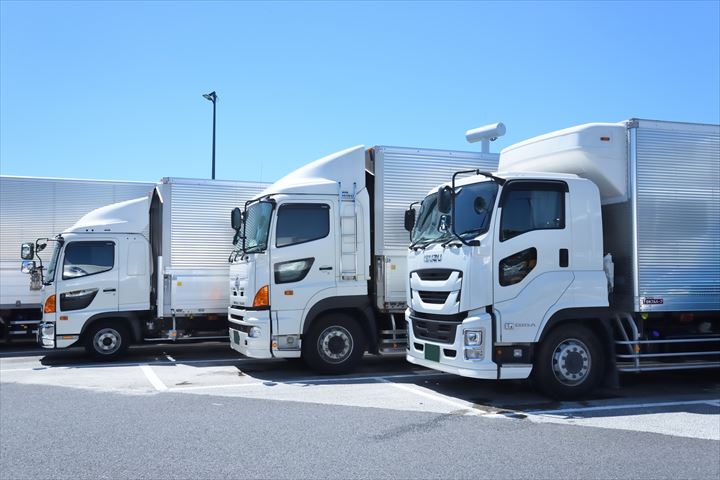 《さいたま市岩槻区》週払いOK・3ｔ～4ｔ車での外食店への3温帯食品の配送ドライバー！（Web面接OK・高収入）