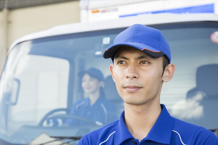《世田谷区》週払いOK・4ｔ車でのコンビニへの常温品配送ドライバー！（ルート配送・高収入・カゴ使用）