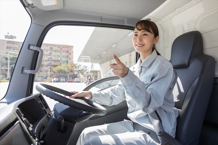 《福岡市東区》週払いOK・2ｔ車での企業向け一般貨物の集配ドライバー！（土日祝休み・日勤）