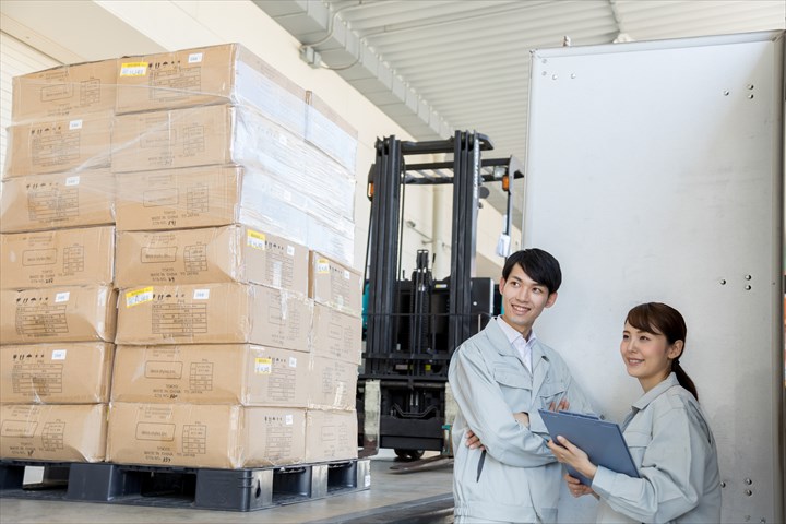 《柏市》週払いOK・4ｔウイング車での事務機器の配送ドライバー！（週休2日・駅チカ）