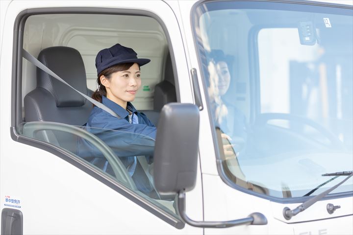 《守山市》週払いOK・4ｔ車での飲料の店舗配送ドライバー！（AT限定OK・週休2日）