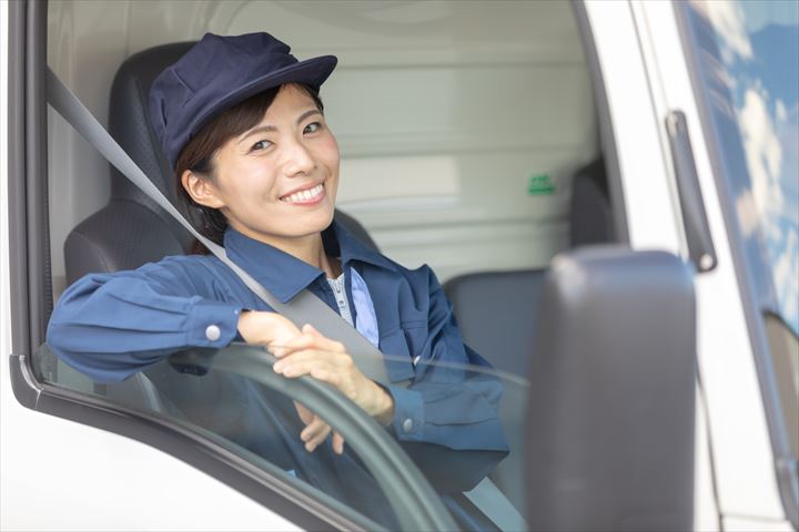 《春日井市》週払いOK・大型車でのお菓子のセンター間配送ドライバー！（高収入・件数少なめ）