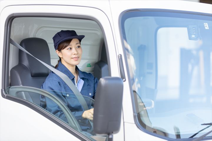 《姫路市》週払いOK・2ｔ車での冷凍、冷蔵食品の店舗配送ドライバー！（Web面接OK・週休2日）