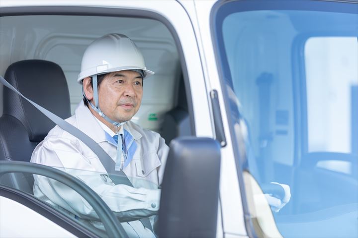 《大阪市住之江区》週払いOK・4ｔ車での企業向け一般貨物の集配ドライバー！（Web面接OK・土日休み）
