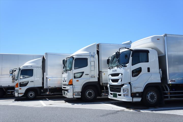 《三郷市》週払いOK・4ｔ車でのセンターやコンビニへのチルド品の配送ドライバー！（Web面接OK・週休2日）