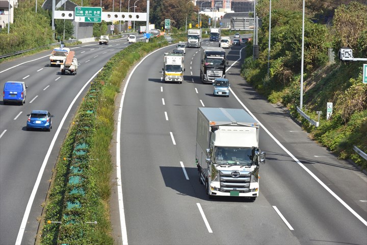 《古河市》週払いOK・大型車でのロール紙やパイプの工場間配送ドライバー！（高時給・土日休み）