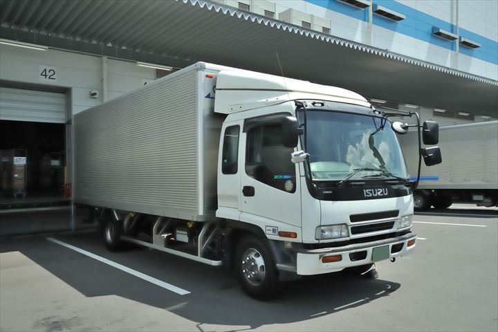 《横浜市鶴見区》週払いOK・4ｔ車でのチルドや日配品の拠点間配送ドライバー！（高収入・ルート固定）