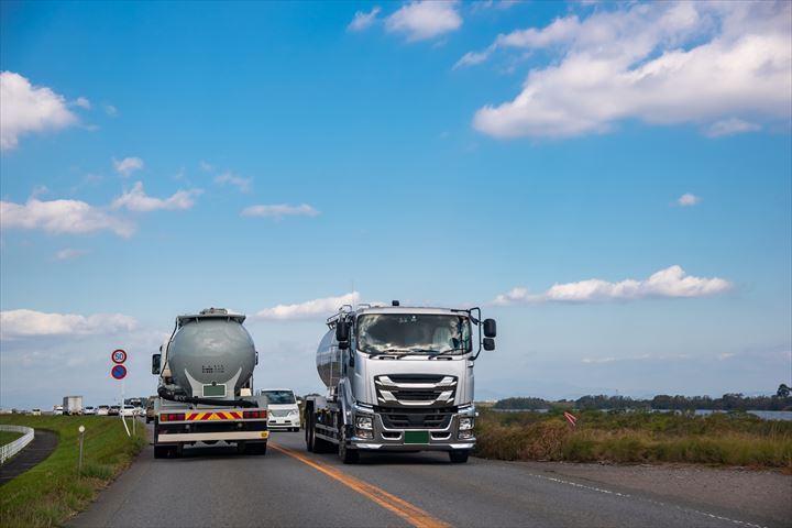 《墨田区》週払いOK・大型車での工場への油の配送ドライバー！（Web面接OK・高時給）